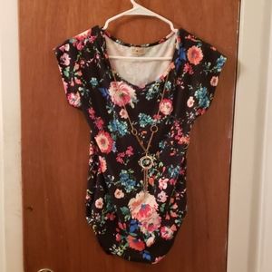 A chic design flowered shirt